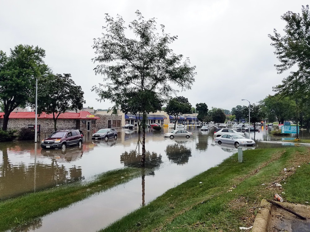 Cara mengatasi mobil terendam banjir